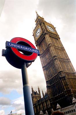 A região onde hoje está Londres já era habitada desde antes de Cristo. No entanto, somente após a invasão romana, no ano 43, é que foi construída a primeira ponte sobre o rio Thames, em torno da qual começou a surgir o povoado que daria origem à cidade de Londres.